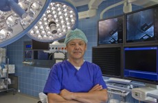 Professor Dr. Georg Wollert im Operationssaal