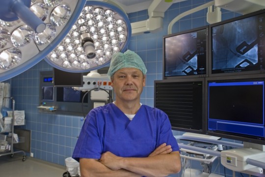 Professor Dr. Georg Wollert im Operationssaal