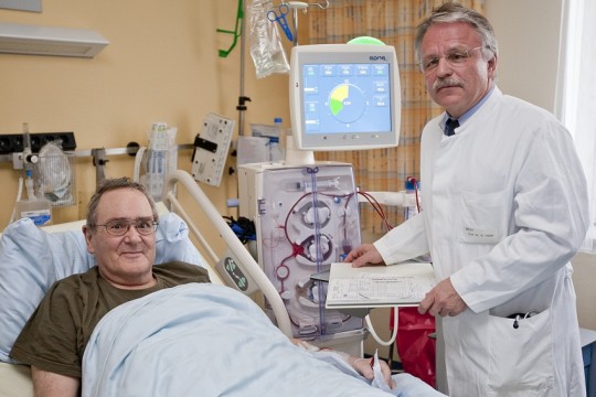 Professor Dr. Hermann Haller mit Patient Wolf-Dieter Hartmann