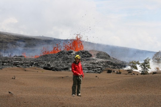 Nicole Richter vor dem Vulkan Kilauea