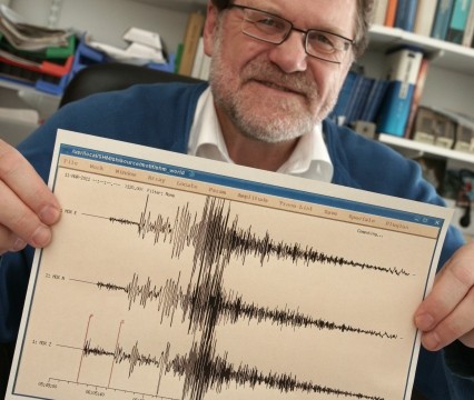 Prof. Jentzsch mit Seismogramm vom Erdbeben in Japan im März 2011